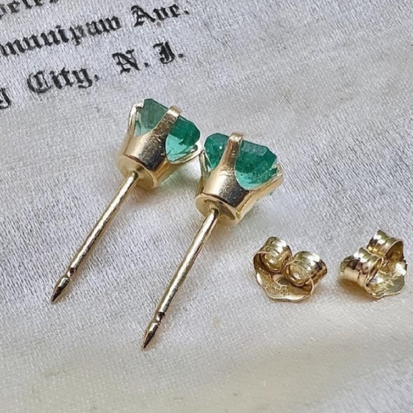 Elegant Natural Emerald Stud Earrings - Picture 8 of 11